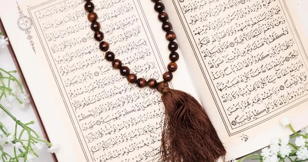 Ilustrasi umat Islam sedang membaca buku dzikir pagi dan petang untuk mendekatkan diri kepada Allah