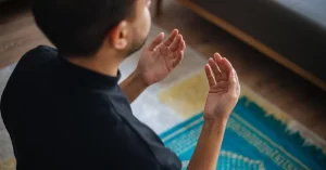 Seorang imam sedang memimpin doa qunut dalam salat Subuh berjemaah