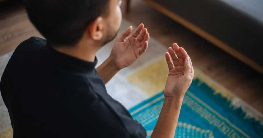 Seorang imam sedang memimpin doa qunut dalam salat Subuh berjemaah
