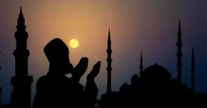 Seorang muslim sedang berdoa di waktu sore hari